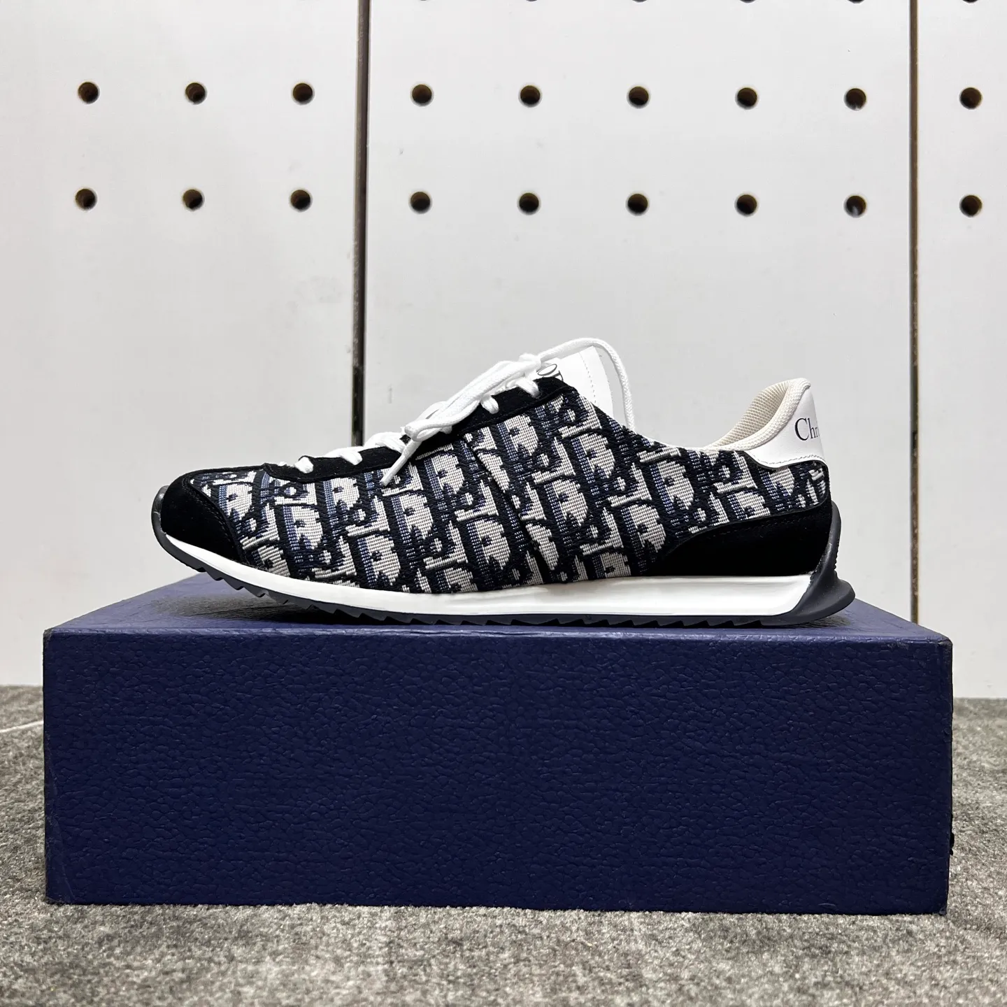 Factory price: 420💰【DIAo•Dior】Original quality.~ Unique modern style sneakers. 🏃A must-have casual shoe for trendy men😍😍 Original brand imported from Italy, imported original leather, sheep lining (refuses to discolor and grind feet) Sole: Original sole provided by the original factory, French lazy style design ⚠️Fit to the feet, original quality, super comfortable original sole. It’s like shooting the real thing 🎬The real thing is better, high-quality sneakers, size: 38-44, custom-made 45